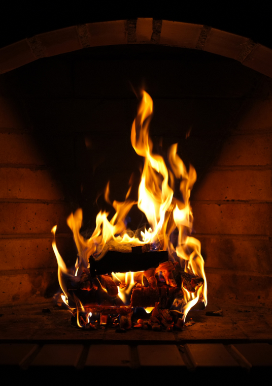 Ovengedroogd haardhout: een perfecte mix van warmte en efficiëntie voor die gezellige avonden bij de open haard