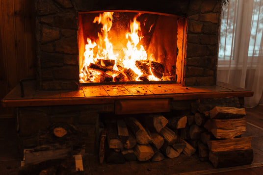 Een visueel aantrekkelijke verzameling ovengedroogd haardhout, een essentieel element voor een warme en gastvrije thuisomgeving
