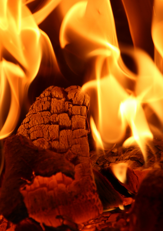 Een royale voorraad haardhout, klaar om de winteravonden te transformeren met de heerlijke warmte van een vuur.